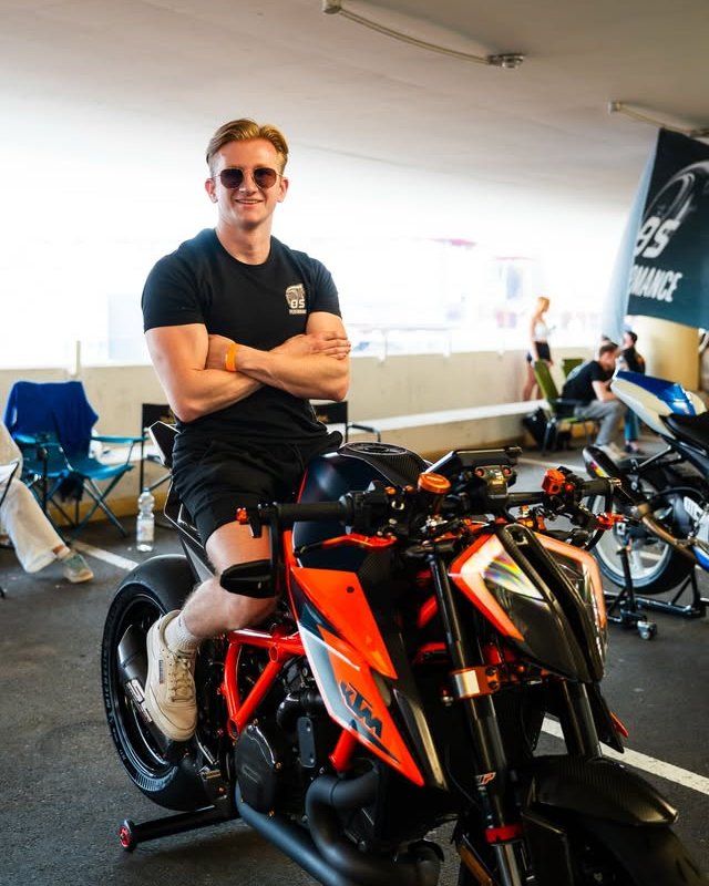 Fabio, Gründer von Feinschliff, sitzt auf einem KTM-Motorrad